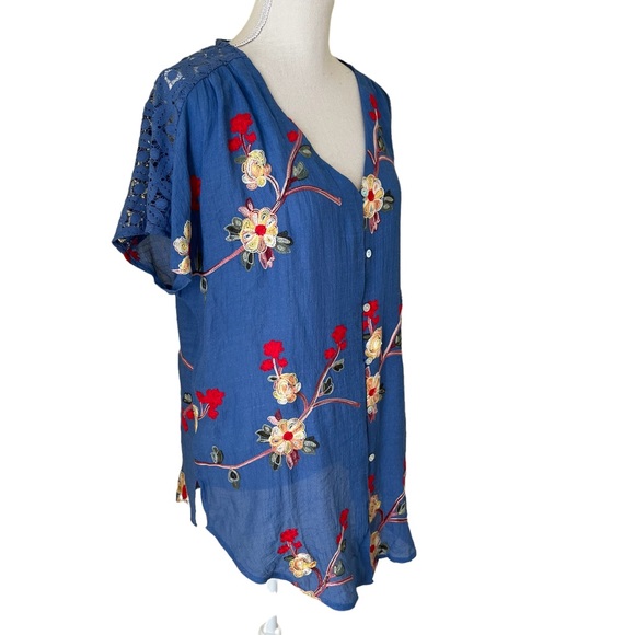 Fig and Flower Blue Blouse with Embroidered Floral Detail 1X - Picture 3 of 10